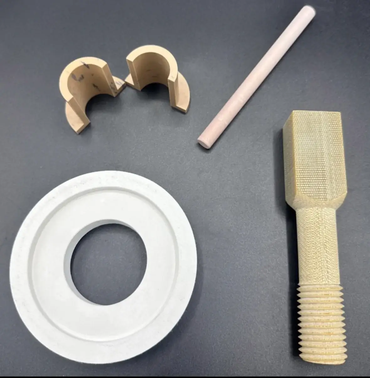 Pièces isolantes et réfractaires pour équipements verriers, en céramique et composites