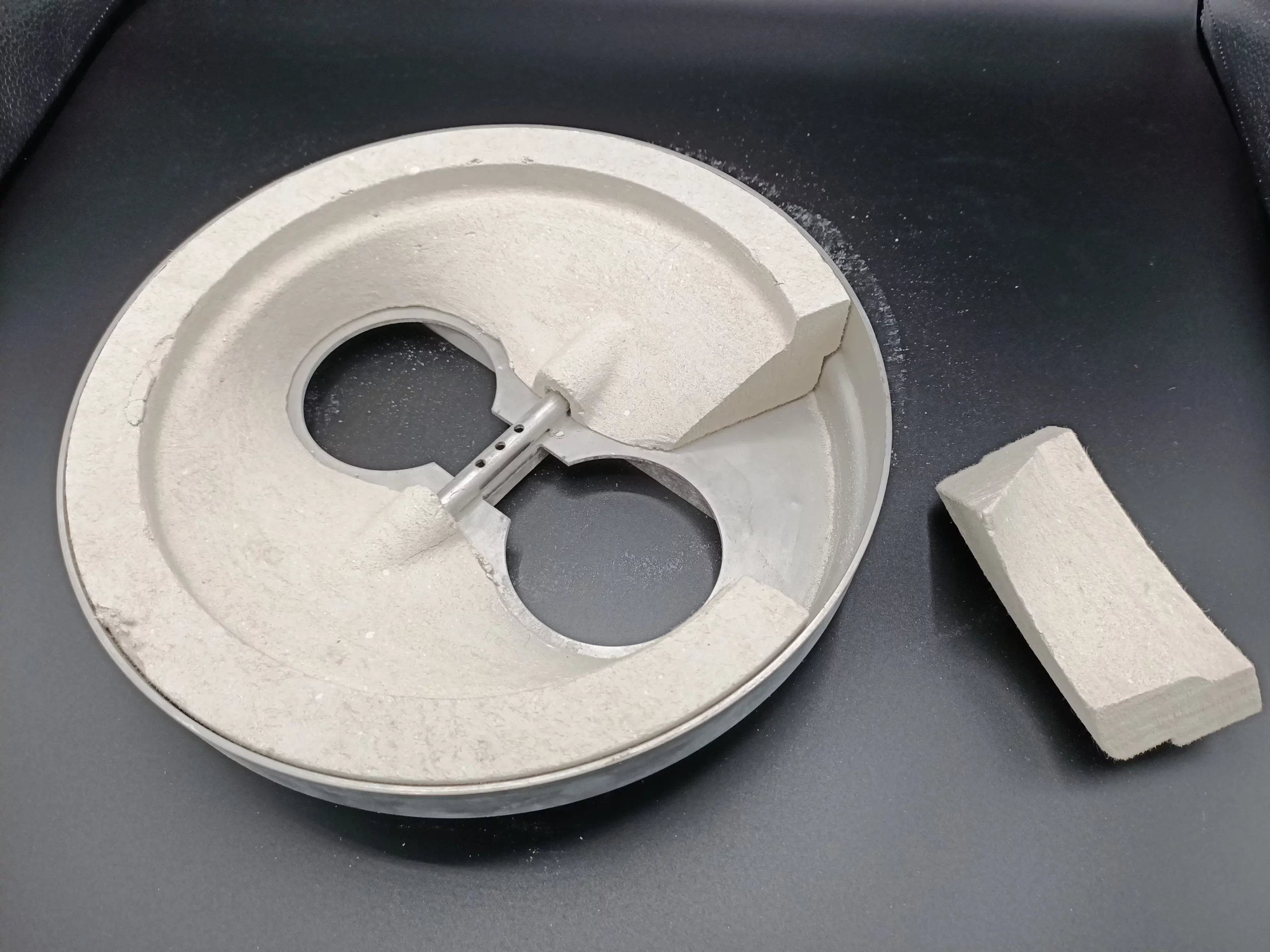 Cuvette réfractaire en matériaux isolants pour verrerie et fours de fusion