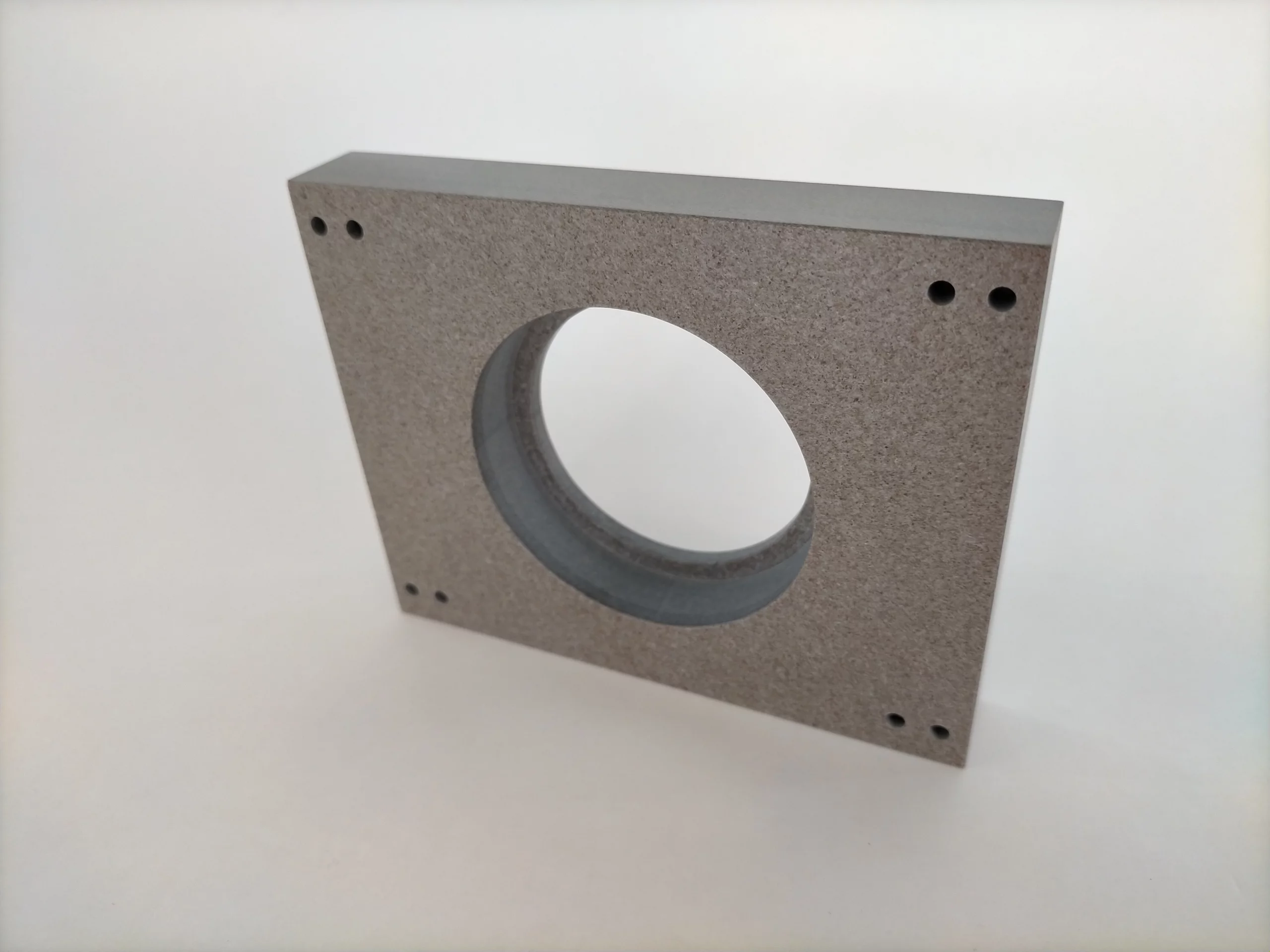 Pièce technique usinée en Pamitherm à base de mica muscovite, utilisée pour l’isolation thermique et électrique dans les environnements industriels haute température.