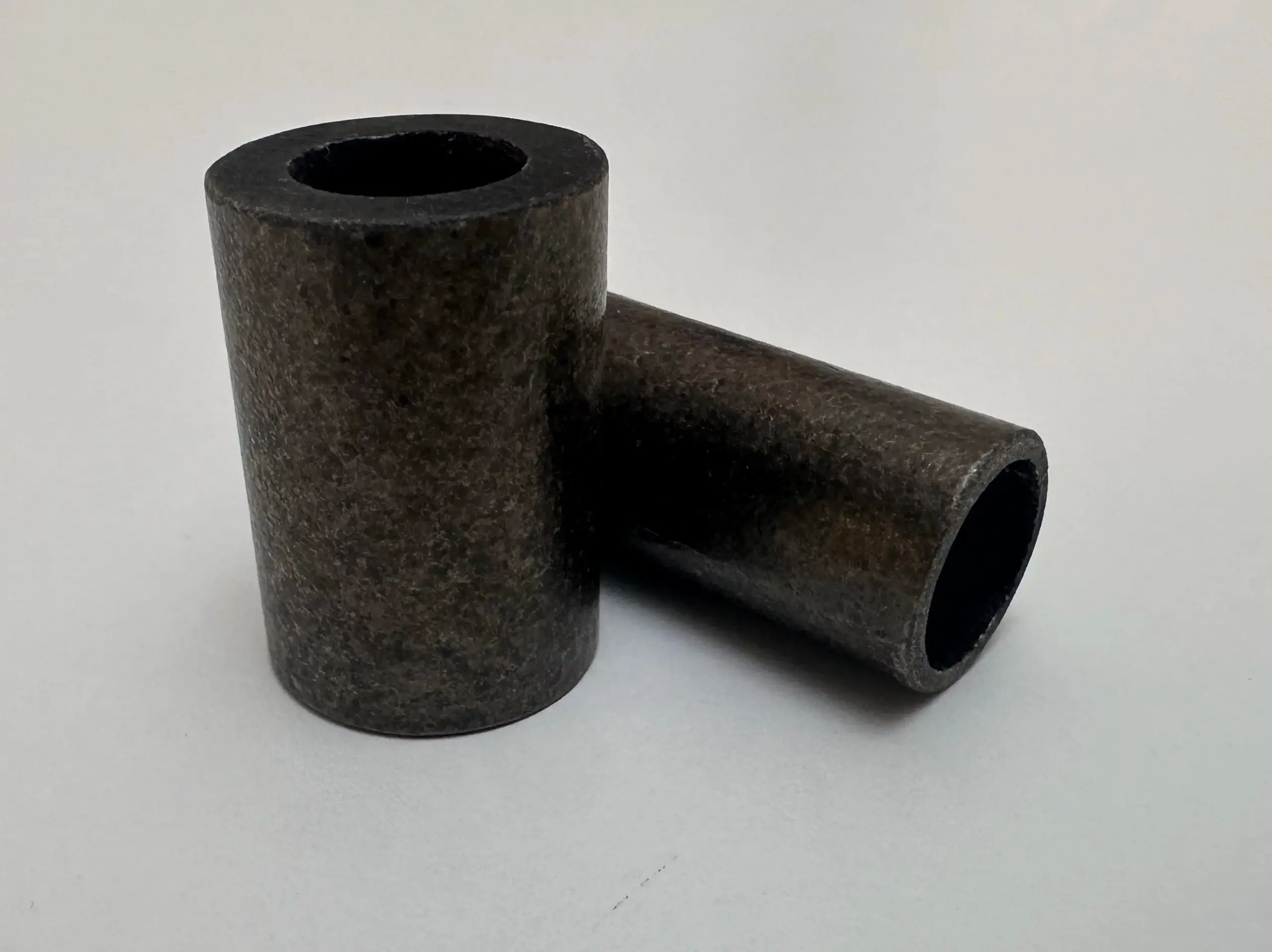 Tube isolant en Pamitherm à base de mica phlogopite, offrant une excellente résistance aux hautes températures et aux chocs thermiques.
